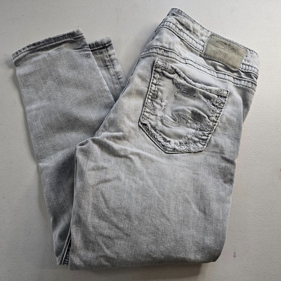 Silver Jeans Women's 28 Silver Gray Light Wash Elyse Skinny Crop Distressed - Picture 10 of 16